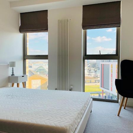 Royal Wharf Apartments Лондон Экстерьер фото